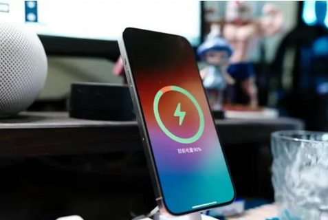 七台河苹果15换屏服务分享用什么充电器给iPhone15充电更好 